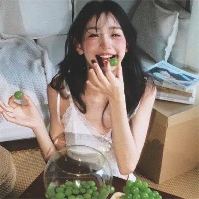 高墙、黑色与帅小伙